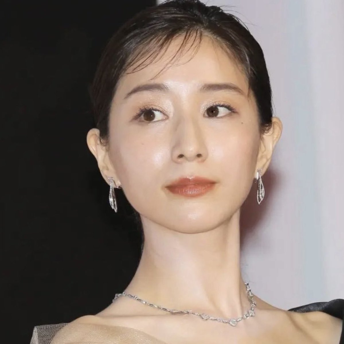 RlhEIv0lS_IYlqZ's tweet photo. 首まで小じわレスの田中みな実さんが愛用してる”目元首元集中美容液”
かれこれ首に1年以上使い続けてるんだけど、気になるくすみが払拭されて顔との差がなくなった。
この後にマッサージしながらネッククリームを馴染ませるとスベスベ。
老けて見られる首のシワを食い止められる↓ https://t.co/uxB2sqYAxR