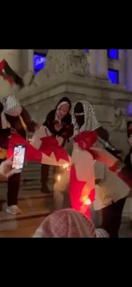 An Islamic group “Samidoun”  chanting “death to Canada” at a Vancouver rally. Just another proof how weak the Liberal Government of Canada is.