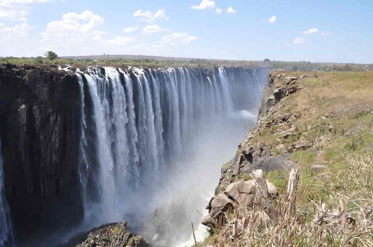 Standing in awe of the majestic Victoria Falls! This natural wonder is a true reminder of the beauty and power of nature. Who else dreams of witnessing this incredible sight? #VictoriaFalls #travelwithsunrisetours #Lipapolepole #ExploreTheWorld
📞/whatsapp +254 738 873 929