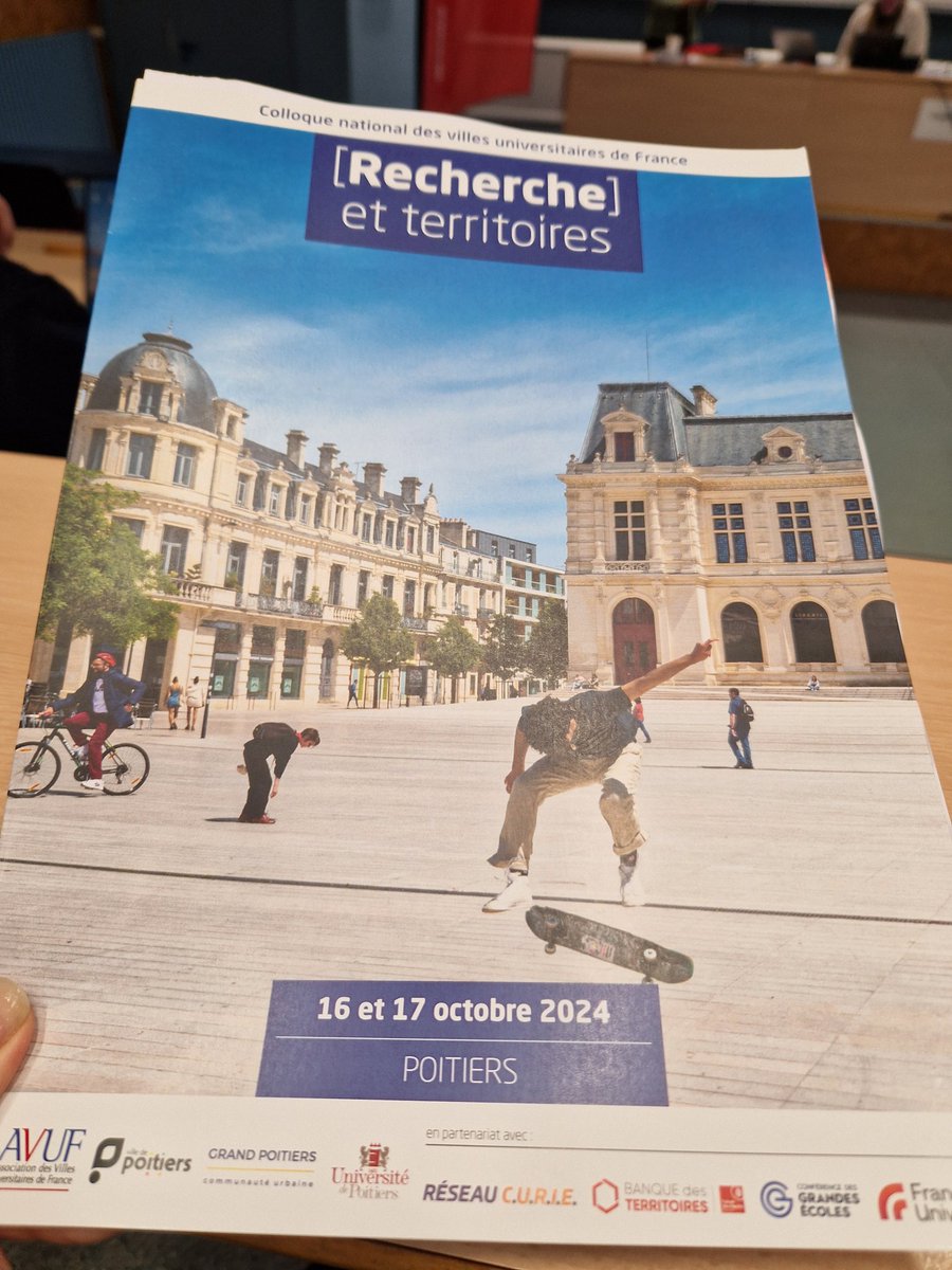Top départ du colloque scientifique "l'enseignement supérieur et la recherche en questions: regards croisés des sciences sociales" organisé par <a href="/UnivPoitiers/">Université de Poitiers</a>. Les débats entre les scientifiques de différentes disciplines s'annoncent riches.