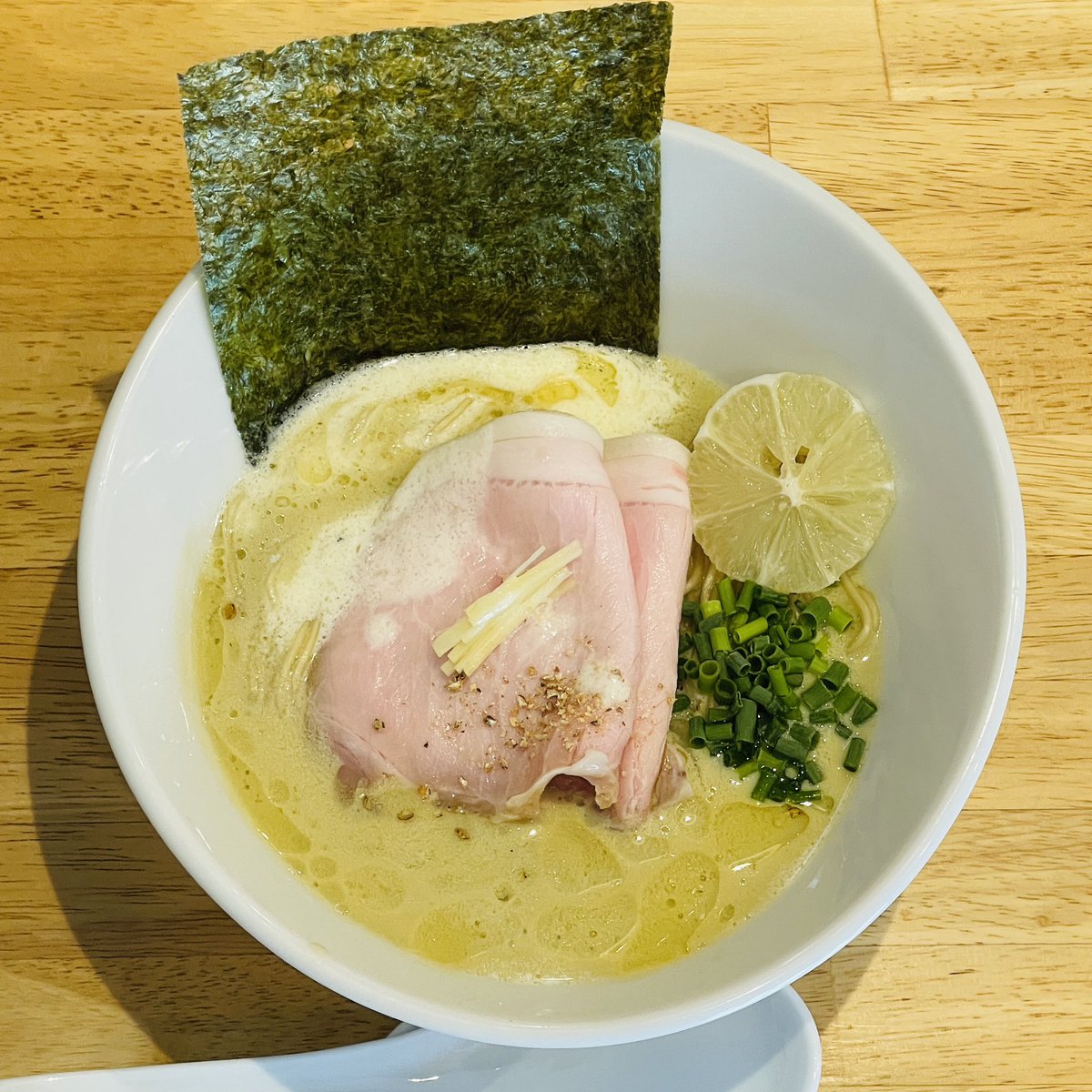 66_khaki's tweet photo. お昼時外へ出てたのもあって少し時間をずらして久しぶりに【中華そば ひしお】さんへ

『牡蠣ミルクそば』
『海老の和え玉』
『厚切りわら焼きチャーシュー』
『卵黄プリン』

どれも皆美味しくてあっという間に完食😋
いろいろとお気遣い頂きましてありがとうございました🙏ご馳走様です🙌 https://t.co/xuO44fKTe8