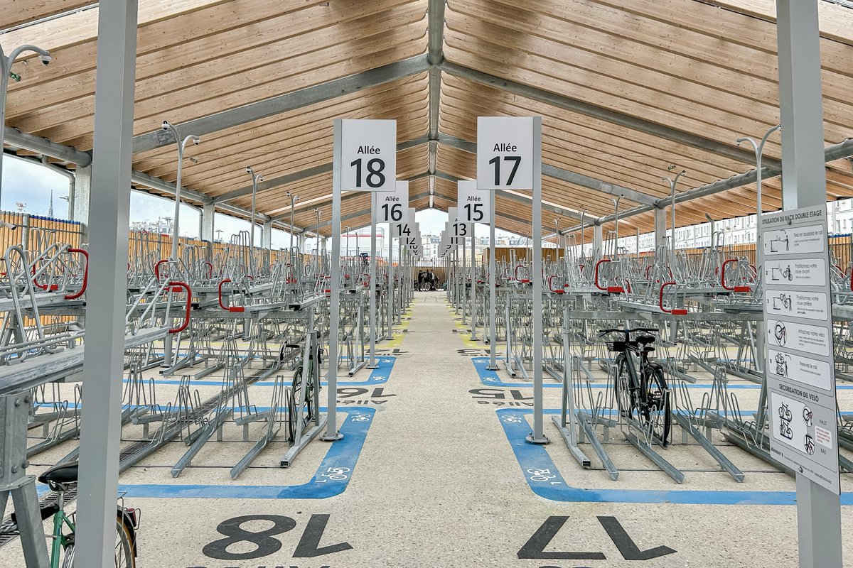 Drawing inspiration from Amsterdam and Utrecht, Paris has opened a state-of-the-art 1,200-bike parking facility at Gare du Nord. A key link in a seamless and scalable intermodal system, it provides an elegant storage solution for local, regional and (inter)national passengers. 🧵