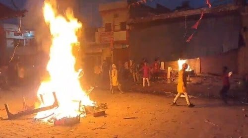 epanchjanya's tweet photo. बहराइच में गोपाल के साथ क्रूरता की सारी हदें पार कर दी गयी थी!

गोपाल के नाखून तक उखाड़ दिए गए थे!

सीने से गले तक दर्जनों छर्रे धंसे हुए थे।

गोपाल मिश्रा को भीड़ से खींचकर अंदर ले गए थे मुस्लिम कट्टरपंथी!

अंदर ले जाने के बाद झुंड बनाकर मुसलमानों ने गोपाल के साथ की थी बर्बरता!

गोपाल की मौत की खबर मिलते ही पूरे इलाके में तनाव फैल गया था।