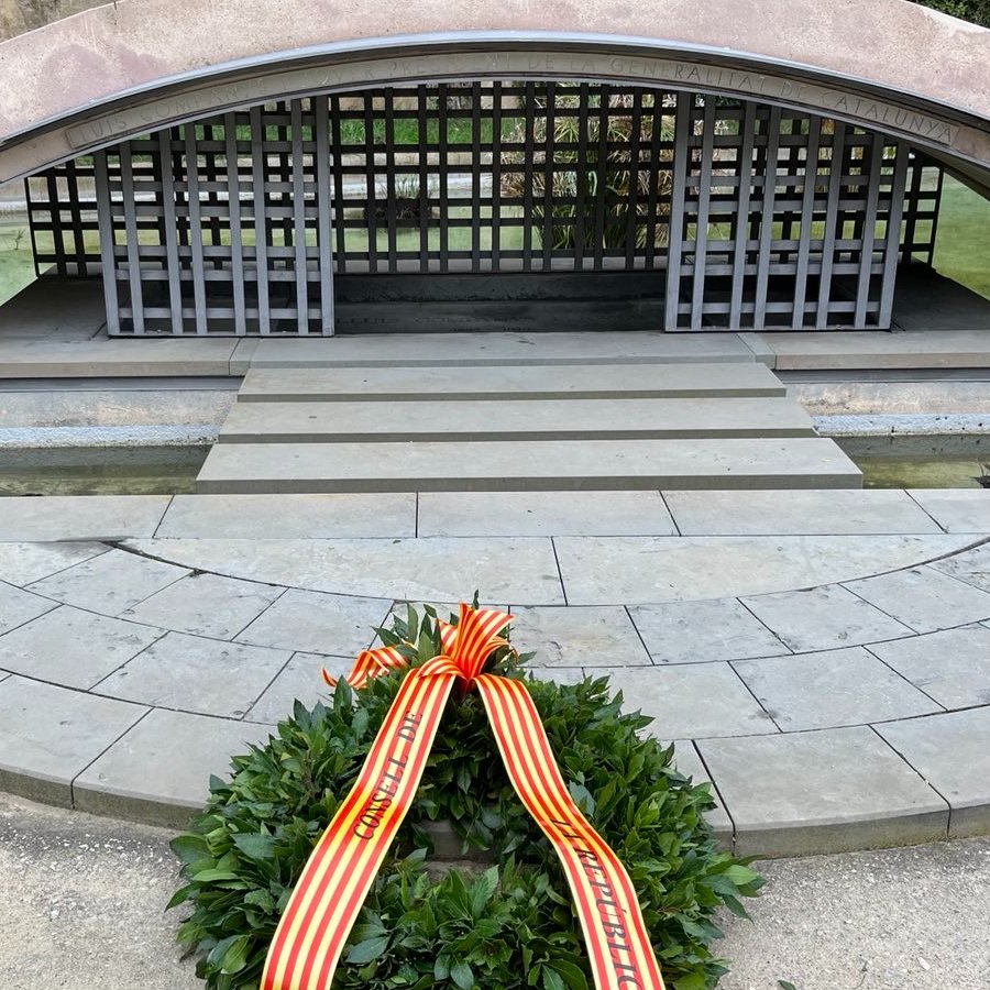 🔴[1/2] 📸

Presents a l’ofrena floral en l'homenatge al president Lluís Companys al Fossar de la Pedrera de Montjuïc en el 84è aniversari del seu afusellament.

Hi han participat els consellers <a href="/CastellaToni/">Antoni Castellà #Lleials1O</a>, <a href="/Aurora_Madaula/">Aurora Madaula 🎗</a> i <a href="/MontserratCorr9/">Montserrat Corrons i Boix🎗</a> acompanyats d’un grup de Consells