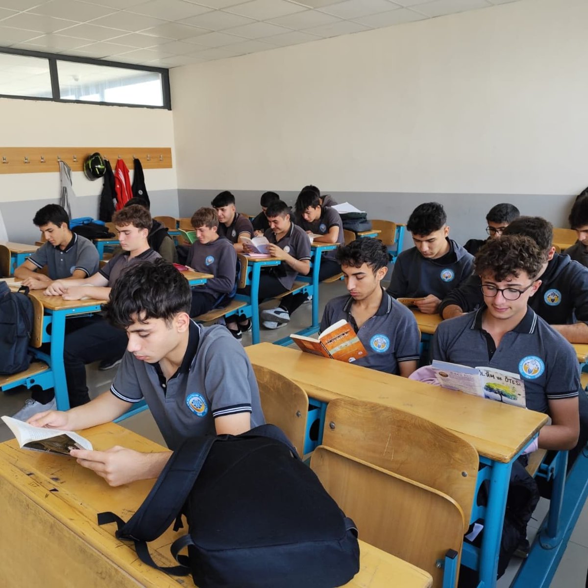 sivasmtal58's tweet photo. Öğrenci, aile ve okul el ele; Sivas’ta kitap okuma seferberliği sabah okulda başlıyor, akşam evde devam ediyor.
#SabahOkuldaAksamEvde 
#SivasOkuyor
@tcmeb
@Yusuf__Tekin
@valisimsek
@necatiyener_ https://t.co/7dWHTilURi