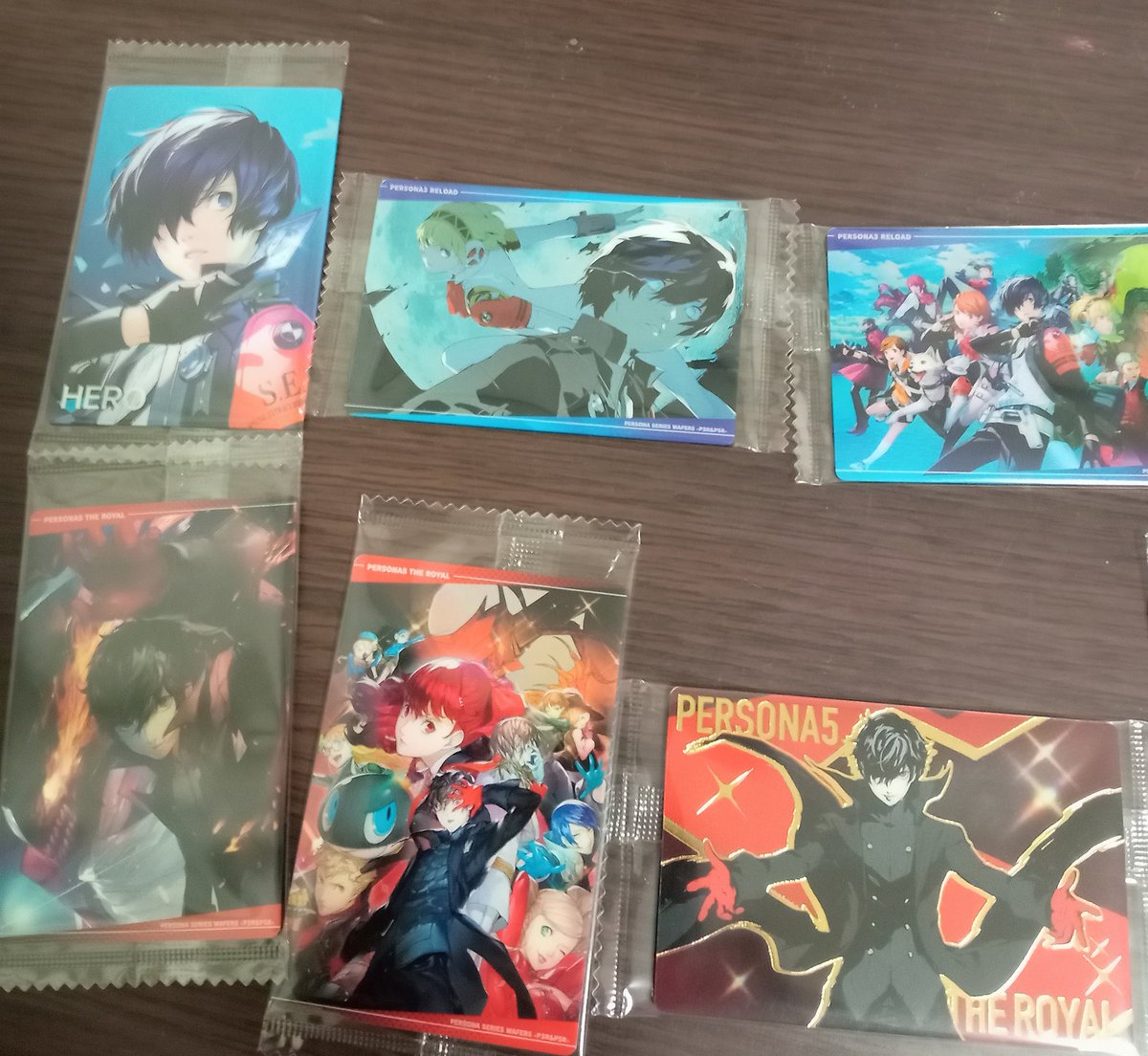 Nagi60985's tweet photo. ペルソナのウエハース売っていたので買ってきました　お金は飛んでいきましたがp3の主人公が出て悔いなし https://t.co/Lj1kHyM2Hg