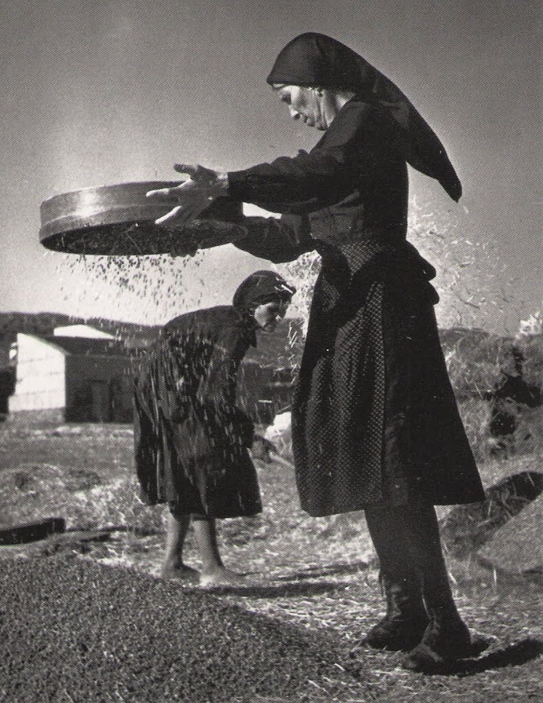 Mulleres de loito.
📷 Virxilio Viéitez, c. 1955.
Rosalía soubo captar o estado anímico destas mulleres que viven como viúvas (cando un familiar emigraba, era normal que se puxese loito ata a volta), non sabían se eran "viúvas de vivos ou de mortos".
🖊️ Marcial Gondar Portasany.