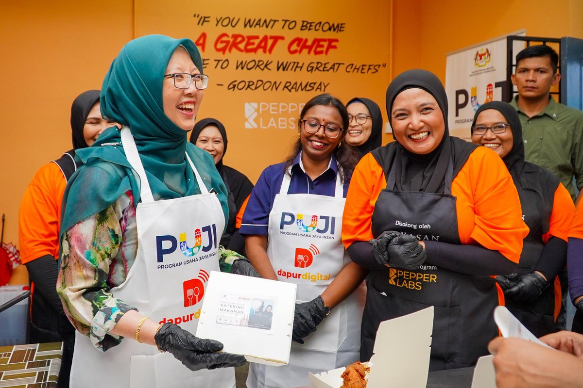 DrZalihaMustafa's tweet photo. MEMPERKASA INOVASI SOSIAL MELALUI DAPUR DIGITAL

Melancarkan Dapur Digital pertama di Malaysia di PPR Wangsa Sari hari ini, sebuah inisiatif memperkasakan ekonomi B40, khususnya ibu tunggal dan belia wanita, melalui inovasi ekonomi digital. Kerjasama strategik sektor awam-swasta ini mendapat sokongan Kementerian Kewangan melalui Yayasan Hasanah, dengan Pepper Labs selaku penganjur utama. 

Projek ini turut didukung Jabatan Wilayah Persekutuan melalui Program Usaha Jaya Insan (PUJI) dan kerjasama UNITAR yang memperkenalkan 'micro credential' bagi melengkap ekosistem program ini. DBKL pula bertanggungjawab menyediakan ruang untuk dapur digital ini, dan 5 PPR di Kuala Lumpur dipilih sebagai projek rintis. Program ini akan dikembangkan ke PPR lain juga pada masa akan datang.

Alhamdulillah, dalam tempoh 1 bulan setengah, para peserta Dapur Digital ini telah berjaya menjana pendapatan sehingga RM30,000 melalui platform digital seperti Shopee Food dan Grab Food.

Saya optimis bahawa program ini berpotensi besar untuk membebaskan golongan yang memerlukan daripada kitaran kemiskinan melalui 'social entrepreneurship'.

#DrZ
#WilayahPersekutuanKita
#MalaysiaMADANI
#50WP
