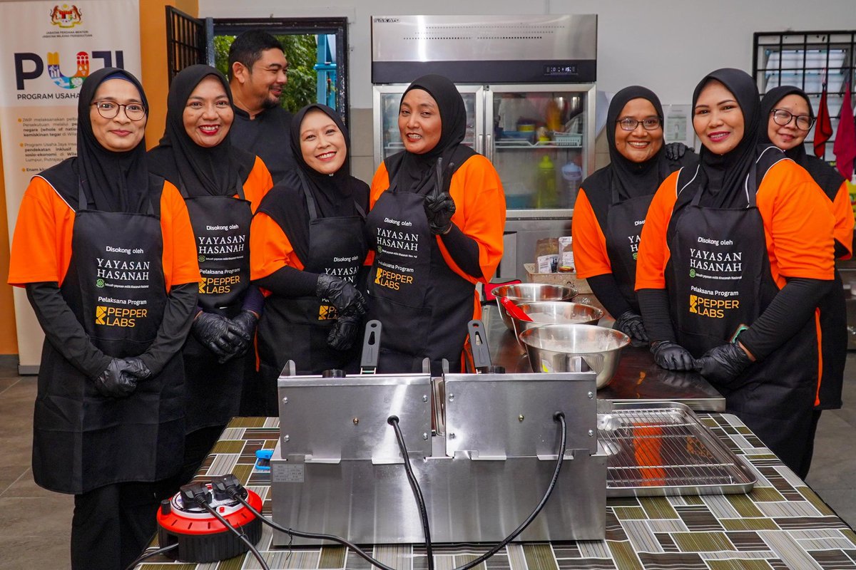 DrZalihaMustafa's tweet photo. MEMPERKASA INOVASI SOSIAL MELALUI DAPUR DIGITAL

Melancarkan Dapur Digital pertama di Malaysia di PPR Wangsa Sari hari ini, sebuah inisiatif memperkasakan ekonomi B40, khususnya ibu tunggal dan belia wanita, melalui inovasi ekonomi digital. Kerjasama strategik sektor awam-swasta ini mendapat sokongan Kementerian Kewangan melalui Yayasan Hasanah, dengan Pepper Labs selaku penganjur utama. 

Projek ini turut didukung Jabatan Wilayah Persekutuan melalui Program Usaha Jaya Insan (PUJI) dan kerjasama UNITAR yang memperkenalkan 'micro credential' bagi melengkap ekosistem program ini. DBKL pula bertanggungjawab menyediakan ruang untuk dapur digital ini, dan 5 PPR di Kuala Lumpur dipilih sebagai projek rintis. Program ini akan dikembangkan ke PPR lain juga pada masa akan datang.

Alhamdulillah, dalam tempoh 1 bulan setengah, para peserta Dapur Digital ini telah berjaya menjana pendapatan sehingga RM30,000 melalui platform digital seperti Shopee Food dan Grab Food.

Saya optimis bahawa program ini berpotensi besar untuk membebaskan golongan yang memerlukan daripada kitaran kemiskinan melalui 'social entrepreneurship'.

#DrZ
#WilayahPersekutuanKita
#MalaysiaMADANI
#50WP