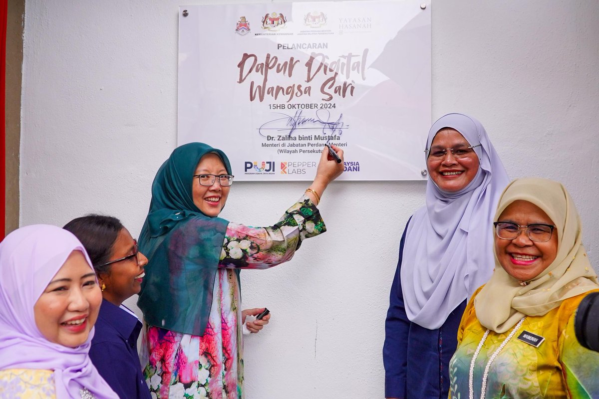 DrZalihaMustafa's tweet photo. MEMPERKASA INOVASI SOSIAL MELALUI DAPUR DIGITAL

Melancarkan Dapur Digital pertama di Malaysia di PPR Wangsa Sari hari ini, sebuah inisiatif memperkasakan ekonomi B40, khususnya ibu tunggal dan belia wanita, melalui inovasi ekonomi digital. Kerjasama strategik sektor awam-swasta ini mendapat sokongan Kementerian Kewangan melalui Yayasan Hasanah, dengan Pepper Labs selaku penganjur utama. 

Projek ini turut didukung Jabatan Wilayah Persekutuan melalui Program Usaha Jaya Insan (PUJI) dan kerjasama UNITAR yang memperkenalkan 'micro credential' bagi melengkap ekosistem program ini. DBKL pula bertanggungjawab menyediakan ruang untuk dapur digital ini, dan 5 PPR di Kuala Lumpur dipilih sebagai projek rintis. Program ini akan dikembangkan ke PPR lain juga pada masa akan datang.

Alhamdulillah, dalam tempoh 1 bulan setengah, para peserta Dapur Digital ini telah berjaya menjana pendapatan sehingga RM30,000 melalui platform digital seperti Shopee Food dan Grab Food.

Saya optimis bahawa program ini berpotensi besar untuk membebaskan golongan yang memerlukan daripada kitaran kemiskinan melalui 'social entrepreneurship'.

#DrZ
#WilayahPersekutuanKita
#MalaysiaMADANI
#50WP