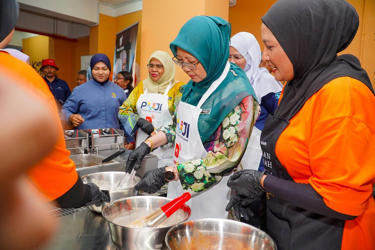 DrZalihaMustafa's tweet photo. MEMPERKASA INOVASI SOSIAL MELALUI DAPUR DIGITAL

Melancarkan Dapur Digital pertama di Malaysia di PPR Wangsa Sari hari ini, sebuah inisiatif memperkasakan ekonomi B40, khususnya ibu tunggal dan belia wanita, melalui inovasi ekonomi digital. Kerjasama strategik sektor awam-swasta ini mendapat sokongan Kementerian Kewangan melalui Yayasan Hasanah, dengan Pepper Labs selaku penganjur utama. 

Projek ini turut didukung Jabatan Wilayah Persekutuan melalui Program Usaha Jaya Insan (PUJI) dan kerjasama UNITAR yang memperkenalkan 'micro credential' bagi melengkap ekosistem program ini. DBKL pula bertanggungjawab menyediakan ruang untuk dapur digital ini, dan 5 PPR di Kuala Lumpur dipilih sebagai projek rintis. Program ini akan dikembangkan ke PPR lain juga pada masa akan datang.

Alhamdulillah, dalam tempoh 1 bulan setengah, para peserta Dapur Digital ini telah berjaya menjana pendapatan sehingga RM30,000 melalui platform digital seperti Shopee Food dan Grab Food.

Saya optimis bahawa program ini berpotensi besar untuk membebaskan golongan yang memerlukan daripada kitaran kemiskinan melalui 'social entrepreneurship'.

#DrZ
#WilayahPersekutuanKita
#MalaysiaMADANI
#50WP