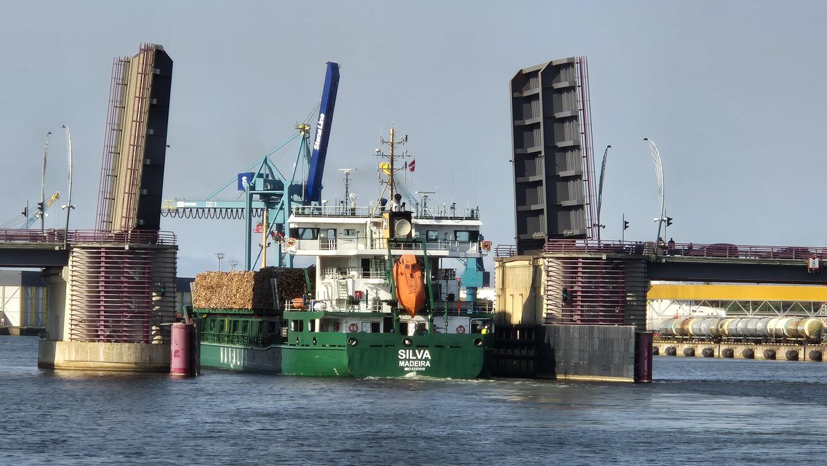 2024.g. 9 mēnešos Ventspils ostas termināļos pārkrauti 5,6 milj. t. Sankciju ietekmē samazinājies naftas prod., akmeņogļu un metāla kravu apjoms. Tikmēr palielinās dažādu koksnes un lauksaimniecības produktu eksports.