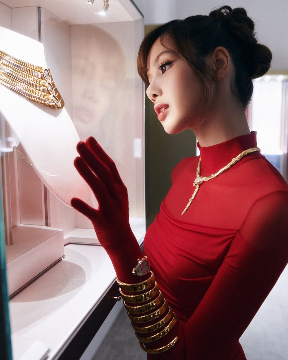 Bulgariofficial's tweet image. Captured at the launch of the #EternallyReborn exhibition in Seoul, global brand ambassador Lisa wears #BvlgariTubogas jewels, crafted in warm yellow gold. 

Discover more at bit.ly/3zYilsl

#Bvlgari #BvlgariJewelry