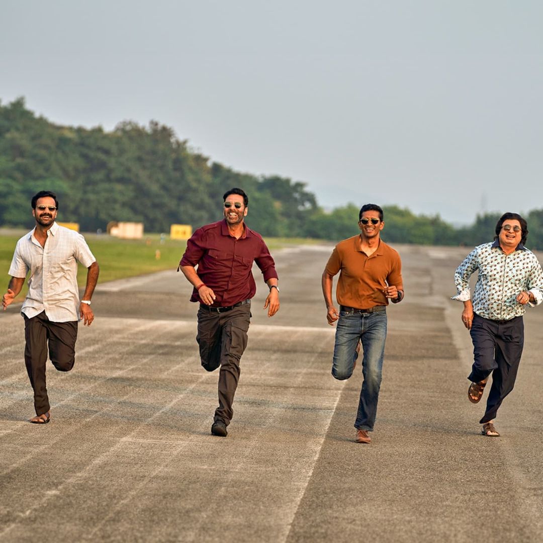 KRVamsi_'s tweet image. Stills From #Sarfira !!! 

Streaming Now om Disney + Hotstar!! #AkshayKumar