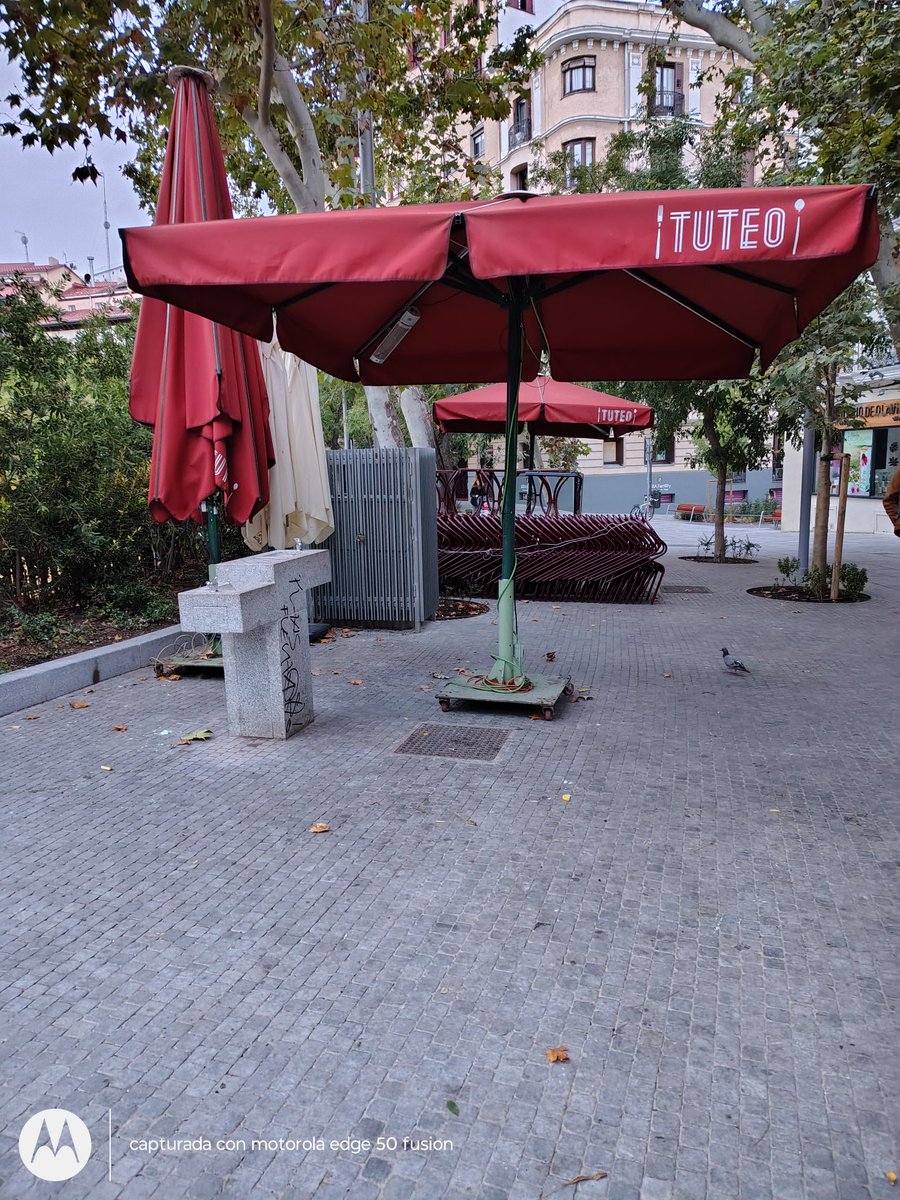 AV 'El Organillo' (@elorganillo) on Twitter photo #PlazaDeOlavide, otra q no funciona, estarán en garantía las fuentes de la plaza. Sr. concejal <a href="/jaimegtaboada/">Jaime Glez Taboada</a> pida que las arreglen ya.
Pz. Olavide con Trafalgar, fuente bajo palio de una de las terrazas q incumplen los espacios públicos, poniendo mesas tapando la fuente. #PlazaDeOlavide, otra q no funciona, estarán en garantía las fuentes de la plaza. Sr. concejal <a href="/jaimegtaboada/">Jaime Glez Taboada</a> pida que las arreglen ya.
Pz. Olavide con Trafalgar, fuente bajo palio de una de las terrazas q incumplen los espacios públicos, poniendo mesas tapando la fuente.