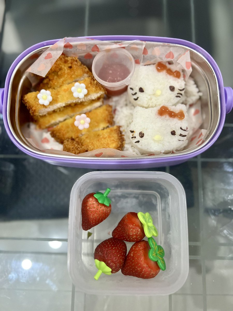 meli_ho's tweet photo. @itsmegaasss_ Ikutan ya kak. Siapa tau rejeki supaya makin semangat prepare menu bekal untuk anak. Ini bawain si kecil macam2 bekal pakai tusukan2 gemoy biar menarik dan bikin lahap makannya. Ada Mac n Cheese ala mommy,  Nasi Hello Kitty with Chicken Katsu dan Chicken Steak with Mushroom Sauce https://t.co/mvDq1ayIUF