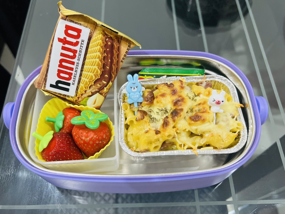 meli_ho's tweet photo. @itsmegaasss_ Ikutan ya kak. Siapa tau rejeki supaya makin semangat prepare menu bekal untuk anak. Ini bawain si kecil macam2 bekal pakai tusukan2 gemoy biar menarik dan bikin lahap makannya. Ada Mac n Cheese ala mommy,  Nasi Hello Kitty with Chicken Katsu dan Chicken Steak with Mushroom Sauce https://t.co/mvDq1ayIUF
