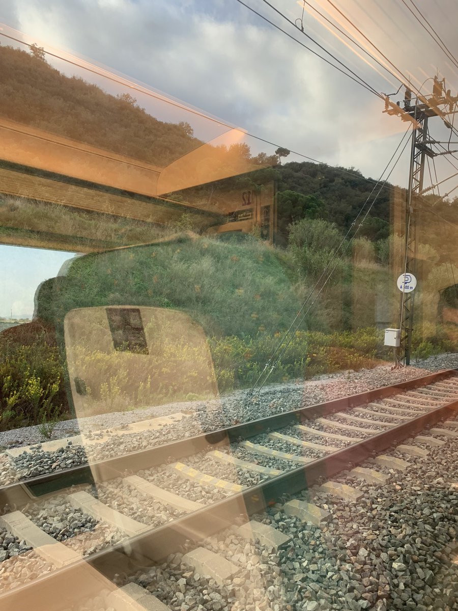 Portem més de 1/2 hora parats. Cada dia al mateix punt. Senyors de <a href="/Renfe/">Renfe</a>, no anem a un festival. Anem a treballar i cada vegada ens robeu més temps de vida. I el pitjor és que ho hem normalitzat. No teniu vergonya!