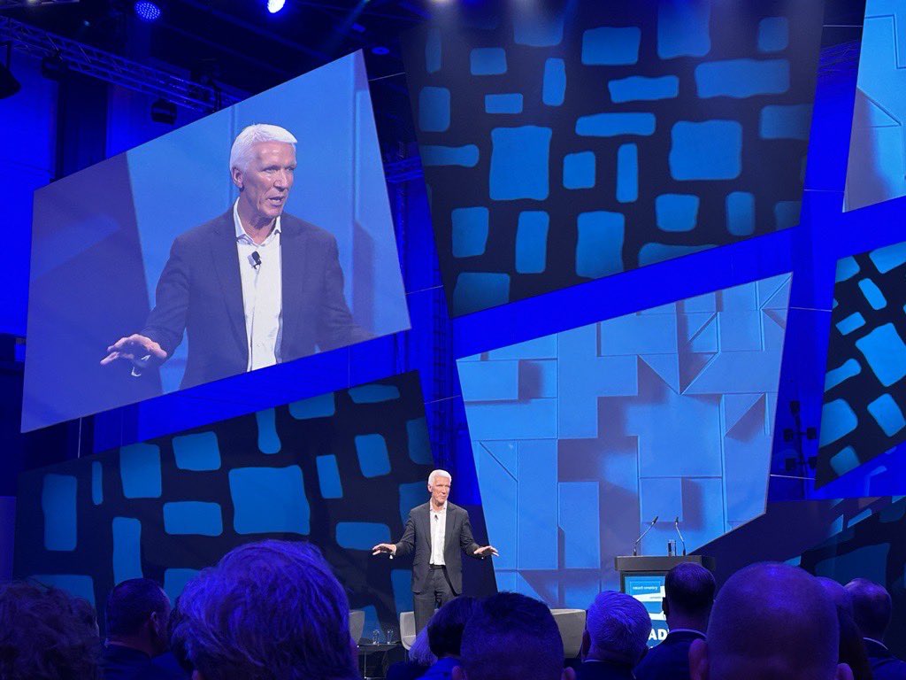 „Zwischen Staat, Bürgern und Unternehmen entsteht eine digitale Kluft, wenn wir die #Digitalisierung staatlicher Institutionen nicht vorantreiben“, eröffnet Bitkom-Präsident Dr. Ralf Wintergerst die <a href="/SmartCountryCon/">Smart Country Convention</a>, wo wir uns starkmachen für eine digitale #Verwaltung. #SCCON24