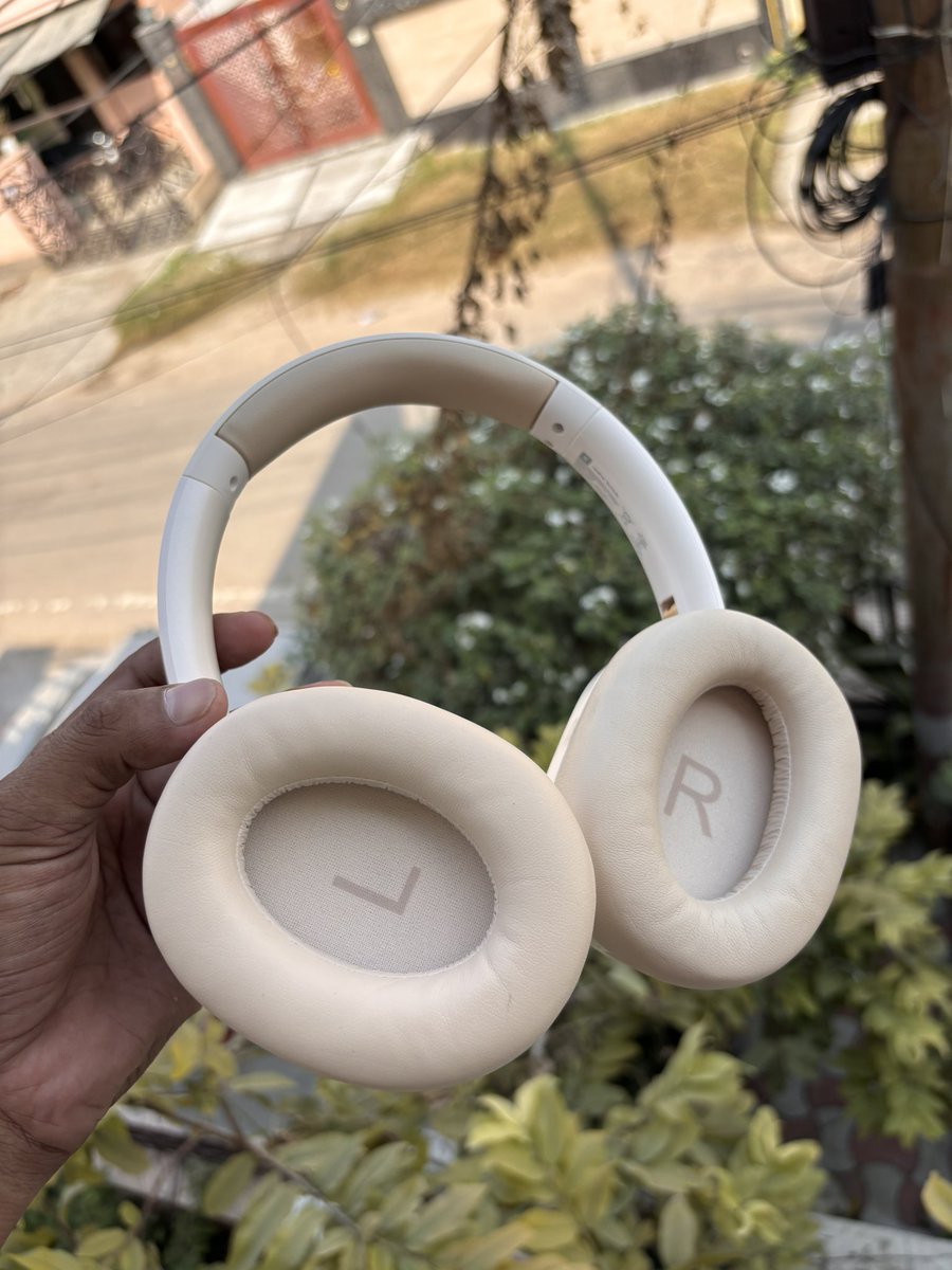 fastoye's tweet photo. Realme techlife Studio H1 Headphones Mazedaar🎧
* 40mm Mega Dynamic Bass Driver
* 43dB Hybrid Noise cancellation + 3 level smart ANC
* 80ms Ultra low latency
* Build quality Mast
Offer Price - 4499/- 😎
#realmetechlifestudioH1 #studioH1 https://t.co/J3xm8JbQR4