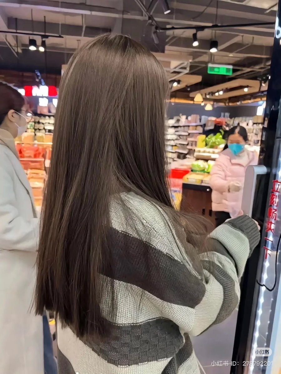 yuna10802624501's tweet photo. 何度もバズってるマロングレージュ🍂美容師さんに「この髪色にしてください！」ってお願いしたら過去イチ可愛すぎる色になって神だった。 https://t.co/5G5cats7dt