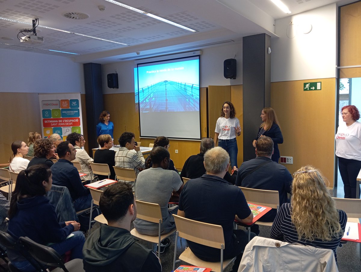 Setmana de l'#Ocupació a Sant Joan Despí. 🔛 Continuem amb el taller "Elevator Pitch" 🗣️ formant a les persones candidates per la jornada #JobNetworking de demà 👥📝
