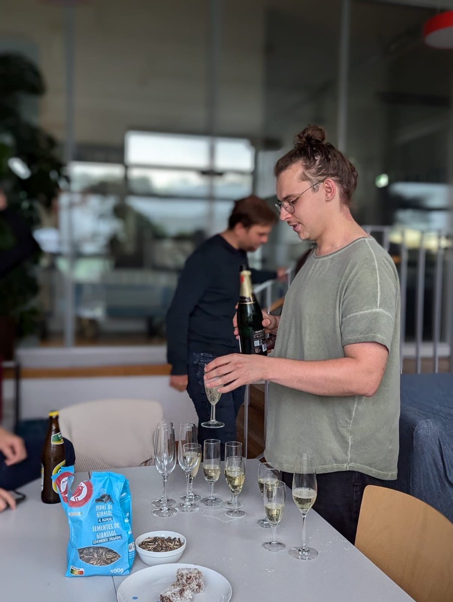 Bahl Lab (@bahllab) on Twitter photo Saying goodbye to <a href="/flofightscience/">Florian Kämpf</a>, who transcended his role as <a href="/zwitscherarmin/">Armin Bahl</a>'s first master student, shaping the lab as it has grown. We are blessed to have had such a talented student and are proud to see him continue on as a PhD candidate in <a href="/gsxej/">Greg Jefferis</a>'s lab. Go get 'em! Saying goodbye to <a href="/flofightscience/">Florian Kämpf</a>, who transcended his role as <a href="/zwitscherarmin/">Armin Bahl</a>'s first master student, shaping the lab as it has grown. We are blessed to have had such a talented student and are proud to see him continue on as a PhD candidate in <a href="/gsxej/">Greg Jefferis</a>'s lab. Go get 'em!