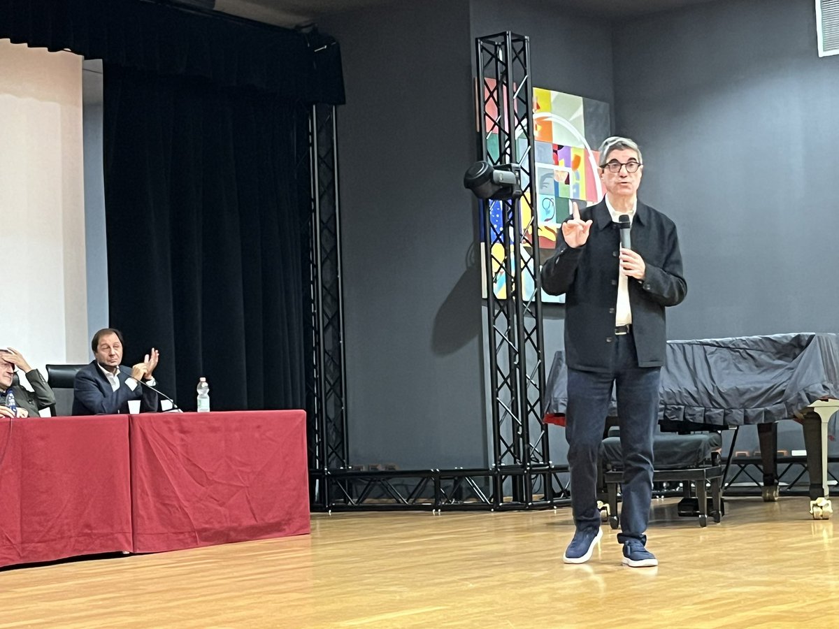 Uffstampa_RomaTorVergata (@notizieincampus) on Twitter photo “La vita ibrida di chi lavora con la comunicazione è imparare a sentire la voce della macchina: questa sarà per voi un’avventura quotidiana” Gianni Riotta per i 20 anni di Scienze della #Comunicazione parla di Intelligenza artificiale, Comunicazione e Giornalismo <a href="/riotta/">Riottoso podcast</a> #AI “La vita ibrida di chi lavora con la comunicazione è imparare a sentire la voce della macchina: questa sarà per voi un’avventura quotidiana” Gianni Riotta per i 20 anni di Scienze della #Comunicazione parla di Intelligenza artificiale, Comunicazione e Giornalismo <a href="/riotta/">Riottoso podcast</a> #AI