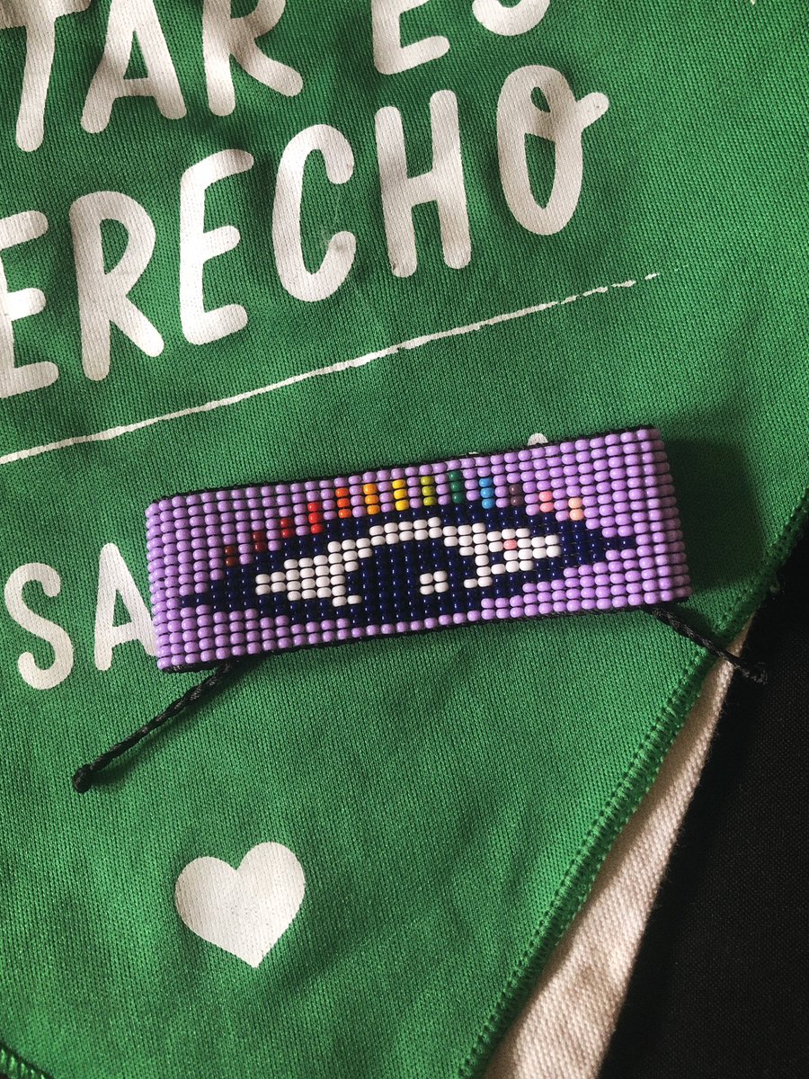 nicalibe's tweet photo. he diseñado y tejido para las compas de la Veeduría Mujer y Género. logré que su logo encajara perfectamente en estas manillas de 2.5cm de ancho y estoy maravillada con el resultado. 👁️💜🌈

¡gracias por la confianza! https://t.co/BQ8xw8eXT5