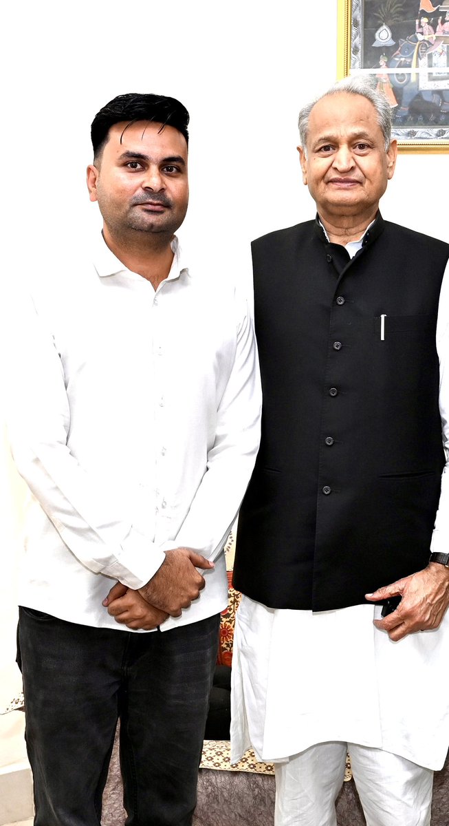 Ankit Gehlot (@ankitgehlotnsui) on Twitter photo माननीय पूर्व मुख्यमंत्री श्री अशोक गहलोत जी को कांग्रेस हाईकमान ने महाराष्ट्र के विधानसभा चुनाव में मुंबई और कोंकण संभाग के सीनियर ऑब्जर्वर की बड़ी जिम्मेदारी दी है ।
बधाई व शुभकामनाएँ ।
<a href="/ashokgehlot51/">Ashok Gehlot</a>
<a href="/ShashiK_Sharma/">Shashi Kant Sharma</a>
@DRathore_INC
<a href="/VaibhavGehlot80/">Vaibhav Gehlot</a>
<a href="/iRishabhKSharma/">Dr. Rishabh Kumar Sharma</a>
<a href="/PParashar60/">Pukh Raj Parashar</a> माननीय पूर्व मुख्यमंत्री श्री अशोक गहलोत जी को कांग्रेस हाईकमान ने महाराष्ट्र के विधानसभा चुनाव में मुंबई और कोंकण संभाग के सीनियर ऑब्जर्वर की बड़ी जिम्मेदारी दी है ।
बधाई व शुभकामनाएँ ।
<a href="/ashokgehlot51/">Ashok Gehlot</a>
<a href="/ShashiK_Sharma/">Shashi Kant Sharma</a>
@DRathore_INC
<a href="/VaibhavGehlot80/">Vaibhav Gehlot</a>
<a href="/iRishabhKSharma/">Dr. Rishabh Kumar Sharma</a>
<a href="/PParashar60/">Pukh Raj Parashar</a>