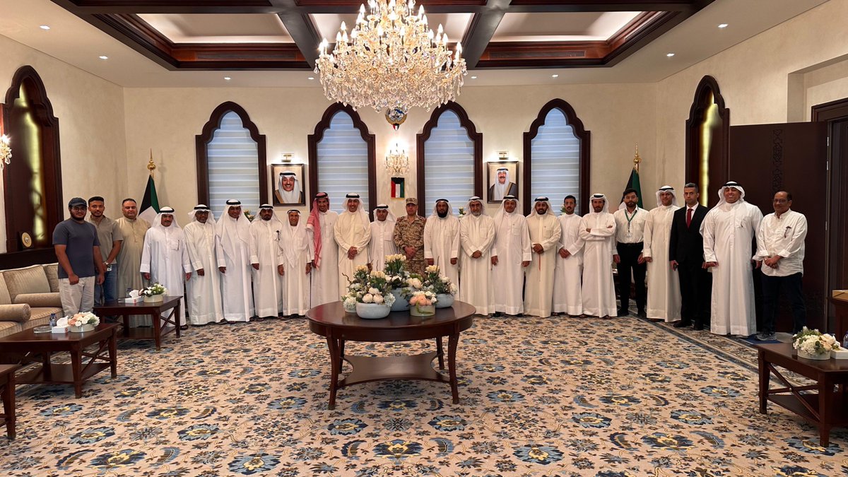 استقبل سعادة السفير حمد راشد المري وأعضاء السفاره والمكاتب الفنيه اليوم في مقر السفاره المواطنين و الطلبة الكويتيين
وذلك في اللقاء الأسبوعي مع المواطنين.