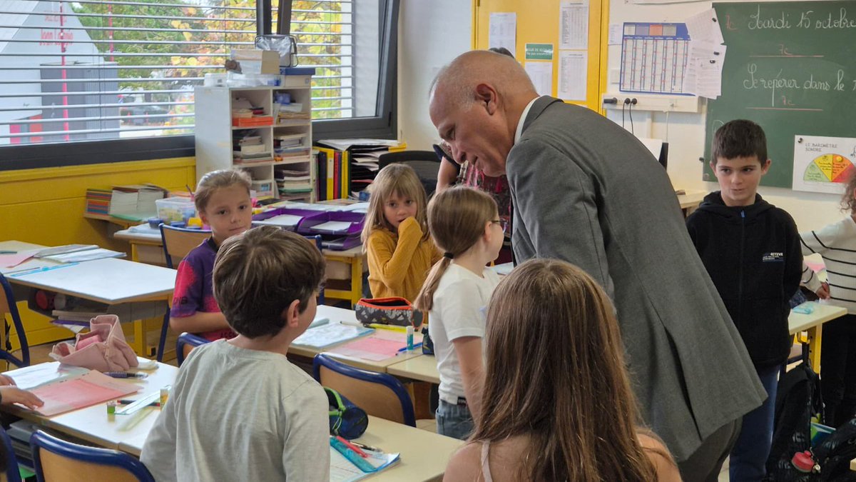 "C'est quoi une académie ? Et un recteur ?" Passionnants échanges à l'école Anatole France #Frouzins avec les CM2, dont le conseil des délégués travaille sur le vivre-ensemble et le collectif. Des élèves dynamiques, impliqués et très à l'aise à l'oral. Bravo à eux !
