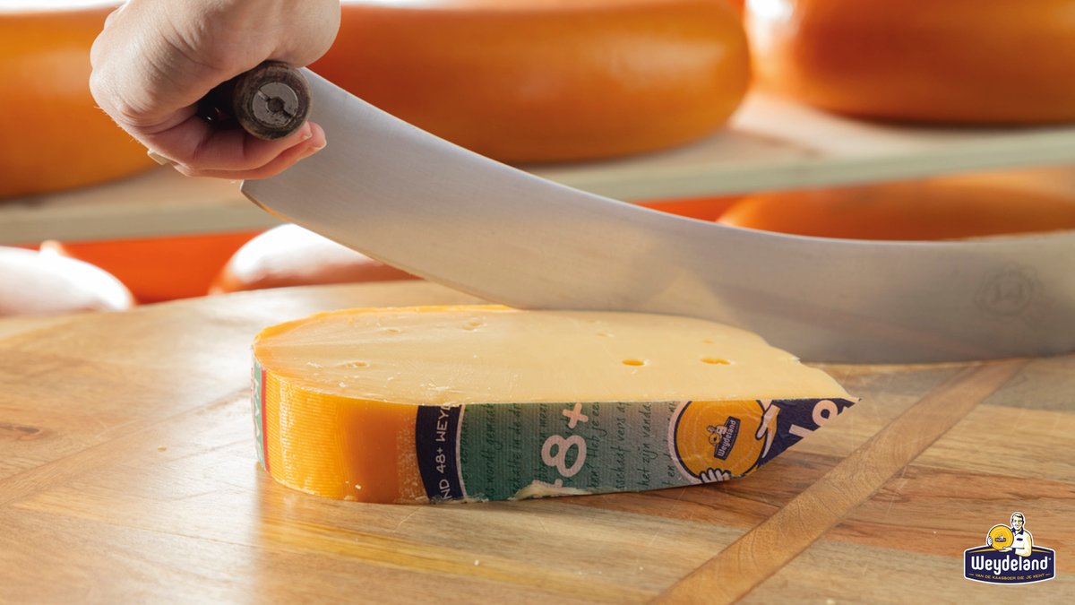Wist je dat Weydeland Kaas in al onze Weydeland verkooppunten vers voor jou wordt afgesneden? Zo heb je áltijd een vers van 't mes stuk kaas mee en dat proef je. Dat is het grote voordeel van Weydeland Kaas, verkrijgbaar bij de kaasboer die je kent. 💛 #kaasboer #vers #kaas