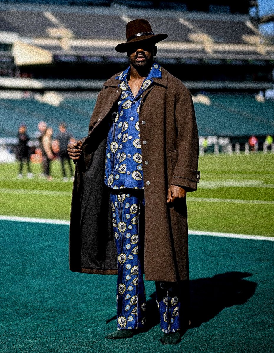 _ThebeMagugu_'s tweet photo. The NFL’s most fashionable player and linebacker for the Cleveland Browns Jeremiah Owusu-Koramoah wears the full Heirloom II ensemble. Jeremiah chose to immortalise Kwame Nkrumah on his Blueberry Navy Heirloom.

Styled by Ali Camara https://t.co/DadLIy4VKa