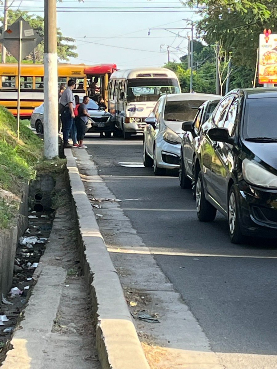 #TráficoSV 🚨Reportan accidente de tránsito, entre un microbús de la ruta 41-G y un vehículo tipo sedán, este se registró en la calle a Tonacatepeque, a la altura del polideportivo de Soyapango.