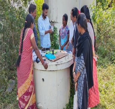 JanaSenaParty's tweet photo. గుడివాడ నియోజకవర్గంలో నీటి నమూనాల సేకరణ 

•ఉప ముఖ్యమంత్రివర్యులు శ్రీ @PawanKalyan గారి ఆదేశాలతో తాగు నీటి నాణ్యత పరీక్షలు 

•44 మంది ఇంజినీరింగ్ సహాయకులతో ఆరు బృందాలు ఏర్పాటు 

•మూడు మండలాల్లో పర్యటించి నమూనాలు సేకరించి, ల్యాబ్స్ లో పరీక్షలు
'పల్లె పండుగ' కార్యక్రమంలో రాష్ట్ర ఉప ముఖ్యమంత్రి శ్రీ పవన్ కళ్యాణ్ గారి దృష్టికి గుడివాడ నియోజక వర్గంలోని 44 నివాస ప్రాంతాల్లో తాగు నీటి సమస్య, అక్కడ ఉన్న నీరు రంగు మారిపోయి ఉన్న సమస్య వచ్చాయి. తక్షణమే ఆ ప్రాంతాల ప్రజలకు స్వచ్ఛమైన నీరు అందించాలని, అక్కడ ఉన్న నీటిని పరీక్షించాలని శ్రీ పవన్ కళ్యాణ్ గారు పల్లె పండుగ వేదిక నుంచే ఆదేశాలు ఇచ్చారు. ఈ మేరకు ఆర్.డబ్ల్యూ.ఎస్. యంత్రాంగం క్షేత్ర స్థాయిలో పర్యటించి నీటి నమూనాల సేకరణ మొదలుపెట్టింది.  
గుడివాడ నియోజకవర్గంలోని నందివాడ, గుడివాడ, గుడ్లవల్లేరు మండలాల్లో నీరు రంగు మారిపోయి తాగేందుకు ఏ మాత్రం ఉపయోగపడటం లేదని ఎమ్మెల్యే శ్రీ వెనిగండ్ల రాము గారు రంగు మారిన నీటిని సీసాల్లో చూపించారు. ఉప ముఖ్యమంత్రి శ్రీ పవన్ కళ్యాణ్ గారు వెంటనే స్పందించి ఆదేశాలు ఇచ్చారు. 
ఈ ఆదేశాలకు అనుగుణంగా ఆరు బృందాలను ఏర్పాటు చేశారు. 44 మంది ఇంజినీరింగ్ అసిస్టెంట్స్ ఈ బృందాల్లో ఉన్నారు. గుడివాడ, నందివాడ, గుడ్లవల్లేరు మండలాల్లోని ఏడు నివాస ప్రాంతాలలో వీరు మంగళవారం పర్యటించి నీటి నమూనాలు సేకరించారు. అక్కడి ప్రజల నుంచి వివరాలు సేకరించి నమోదు చేసుకున్నారు. ఈ నీటి నమూనాలను ల్యాబ్స్ కి పంపించారు. నీటి పరీక్షలు నిర్వహిస్తున్నామని, స్వచ్ఛమైన తాగు నీరు అందించే ఏర్పాట్లు చేస్తున్నామని ఆర్.డబ్ల్యూ.ఎస్. అధికారులు ఉప ముఖ్యమంత్రి వారి కార్యాలయానికి వివరాలు అందించారు. @APDeputyCMO @AndhraPradeshCM  @MoJSDDWS