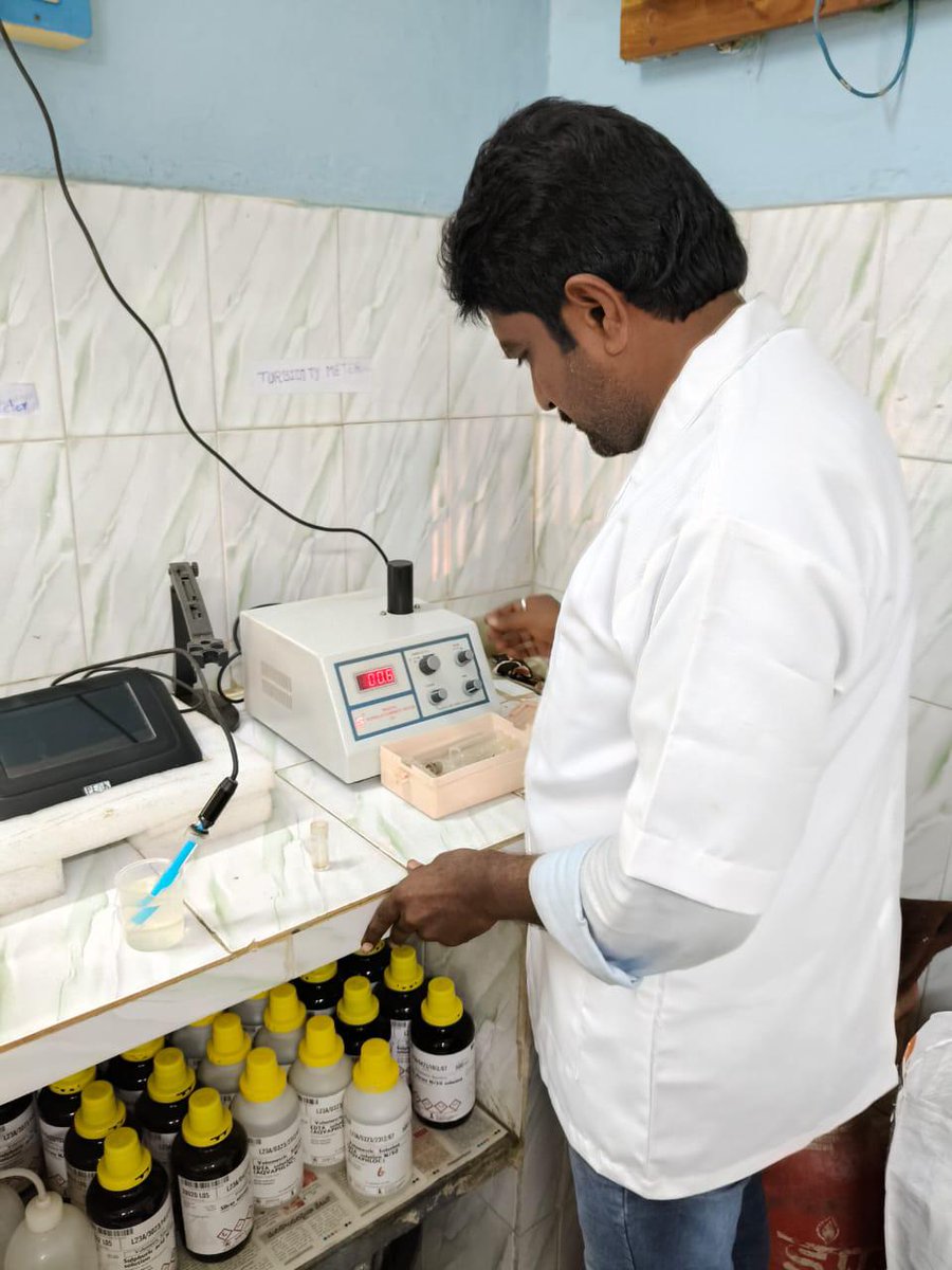 JanaSenaParty's tweet photo. గుడివాడ నియోజకవర్గంలో నీటి నమూనాల సేకరణ 

•ఉప ముఖ్యమంత్రివర్యులు శ్రీ @PawanKalyan గారి ఆదేశాలతో తాగు నీటి నాణ్యత పరీక్షలు 

•44 మంది ఇంజినీరింగ్ సహాయకులతో ఆరు బృందాలు ఏర్పాటు 

•మూడు మండలాల్లో పర్యటించి నమూనాలు సేకరించి, ల్యాబ్స్ లో పరీక్షలు
'పల్లె పండుగ' కార్యక్రమంలో రాష్ట్ర ఉప ముఖ్యమంత్రి శ్రీ పవన్ కళ్యాణ్ గారి దృష్టికి గుడివాడ నియోజక వర్గంలోని 44 నివాస ప్రాంతాల్లో తాగు నీటి సమస్య, అక్కడ ఉన్న నీరు రంగు మారిపోయి ఉన్న సమస్య వచ్చాయి. తక్షణమే ఆ ప్రాంతాల ప్రజలకు స్వచ్ఛమైన నీరు అందించాలని, అక్కడ ఉన్న నీటిని పరీక్షించాలని శ్రీ పవన్ కళ్యాణ్ గారు పల్లె పండుగ వేదిక నుంచే ఆదేశాలు ఇచ్చారు. ఈ మేరకు ఆర్.డబ్ల్యూ.ఎస్. యంత్రాంగం క్షేత్ర స్థాయిలో పర్యటించి నీటి నమూనాల సేకరణ మొదలుపెట్టింది.  
గుడివాడ నియోజకవర్గంలోని నందివాడ, గుడివాడ, గుడ్లవల్లేరు మండలాల్లో నీరు రంగు మారిపోయి తాగేందుకు ఏ మాత్రం ఉపయోగపడటం లేదని ఎమ్మెల్యే శ్రీ వెనిగండ్ల రాము గారు రంగు మారిన నీటిని సీసాల్లో చూపించారు. ఉప ముఖ్యమంత్రి శ్రీ పవన్ కళ్యాణ్ గారు వెంటనే స్పందించి ఆదేశాలు ఇచ్చారు. 
ఈ ఆదేశాలకు అనుగుణంగా ఆరు బృందాలను ఏర్పాటు చేశారు. 44 మంది ఇంజినీరింగ్ అసిస్టెంట్స్ ఈ బృందాల్లో ఉన్నారు. గుడివాడ, నందివాడ, గుడ్లవల్లేరు మండలాల్లోని ఏడు నివాస ప్రాంతాలలో వీరు మంగళవారం పర్యటించి నీటి నమూనాలు సేకరించారు. అక్కడి ప్రజల నుంచి వివరాలు సేకరించి నమోదు చేసుకున్నారు. ఈ నీటి నమూనాలను ల్యాబ్స్ కి పంపించారు. నీటి పరీక్షలు నిర్వహిస్తున్నామని, స్వచ్ఛమైన తాగు నీరు అందించే ఏర్పాట్లు చేస్తున్నామని ఆర్.డబ్ల్యూ.ఎస్. అధికారులు ఉప ముఖ్యమంత్రి వారి కార్యాలయానికి వివరాలు అందించారు. @APDeputyCMO @AndhraPradeshCM  @MoJSDDWS