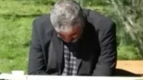 zezeander's tweet photo. Böyle bekliyordu #Rojin'in babası! O da biliyordu aslında, ama bir umut...

Bir ocağa daha ateş düştü! Ülke resmen koskoca bir kadın mezarlığına dönüştü... Yazıp yazıp siliyorum, maalesef! Küfür etmeden, bela okumadan cümle kurmak artık çok zor... 

#RojinKabaiş https://t.co/pOZUmjnmvr