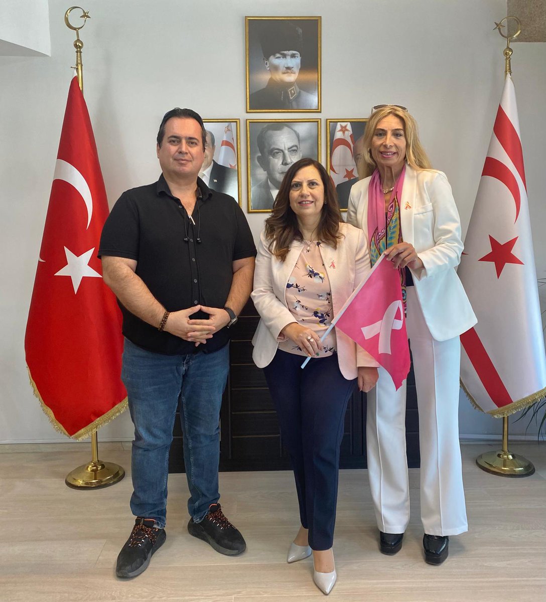suelcileri's tweet photo. 15 Ekim Dünya Meme Sağlığı Günün münasebeti ile Kuzey Kıbrıs Türk Cumhuriyeti İzmir Başkonsolosu Sayın Ayşen Volkan İnanıroğlu'nu Uluslararası Su Elçileri Federasyonu Genel Başkanı Özgür Aydıncak ile https://t.co/lEDEAbLYrZ