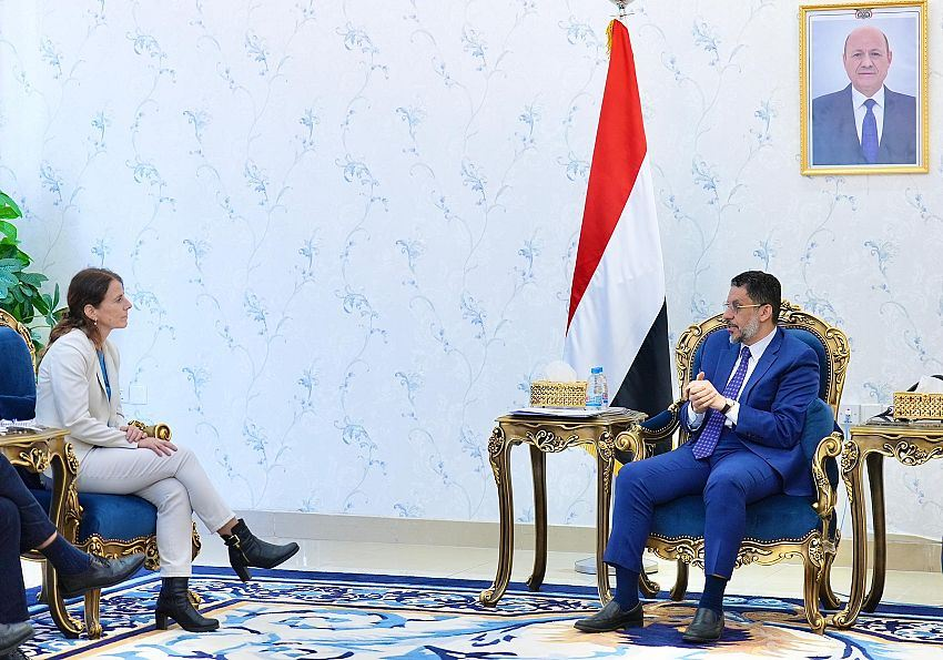 fathibnlazrq's tweet photo. رئيس الوزراء يدعو المجتمع الدولي إلى دعم الحكومة لوقف انهيار العملة
تعليقي :
توقفوا أنتم اولا عن صرف رواتبكم بالعملة الصعبة والدولار، توقفوا عن صرف أكثر من ٤ ونصف مليون دولار شهريا شهريا لأكثر من ٤ الف مسئول حكومي يتسكعون في كافيهات الخارج ومراقصها .
الصرف من مال الشعب لأناس لايقومون بإي اعمال ..
توقفوا عن دفع ٢٥٪ من ميزانية ا��دولة لهؤلاء ..
هذه المسؤولة التي امامك تتسلم راتبها بعملة بلادها المحلية وفي حدها الأدني ..
لا تناشد
لا تتسولوا بأسمنا …
نرجوكم..
فقط توقفوا عن اهدار المال العام ، أوقفوا هذه المهازل لا نريد أكثر من ذلك ..
وكفى
فتحي بن لزرق