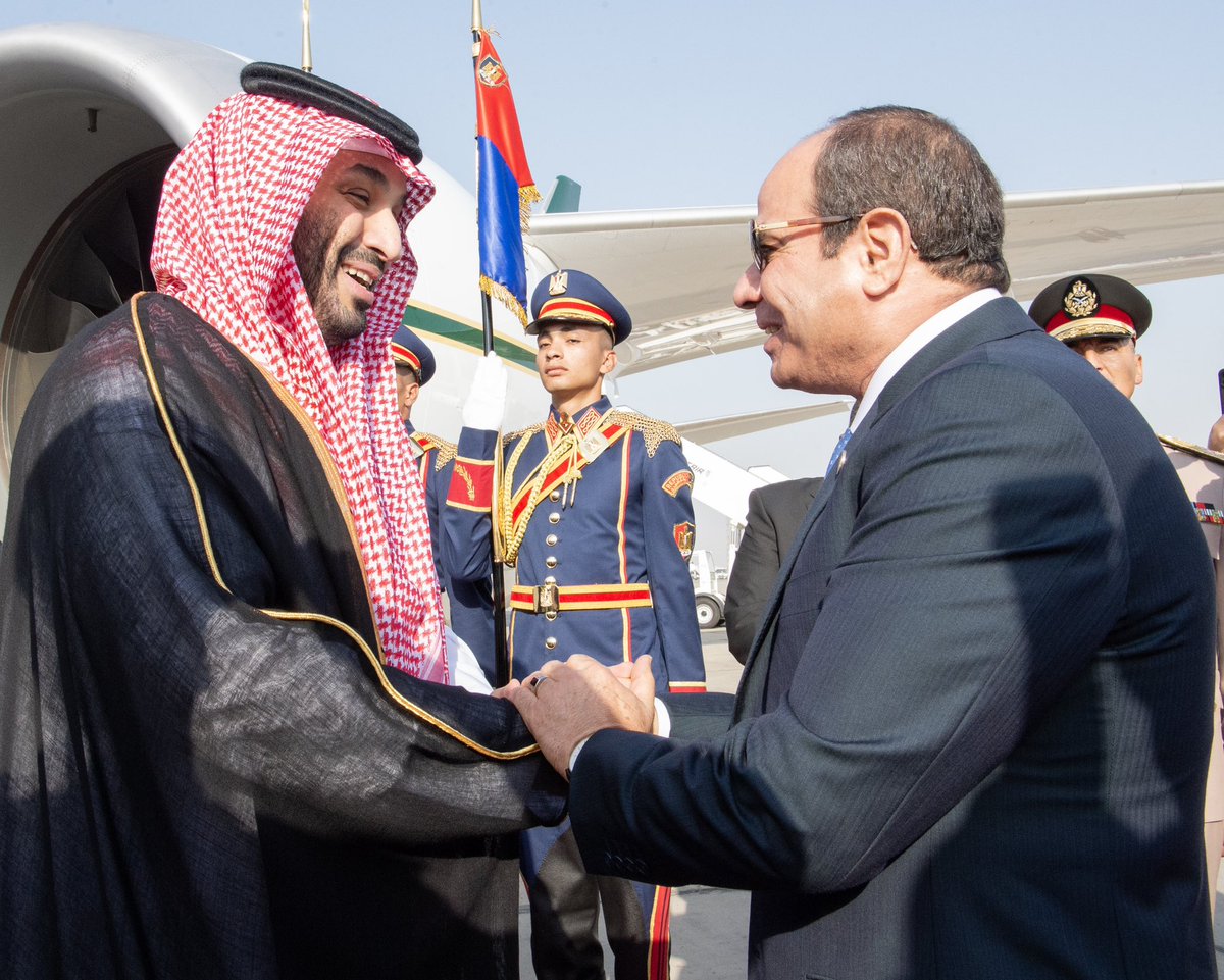 Bandaralgaloud's tweet photo. سمو سيدي #ولي_العهد يصل العاصمة المصرية #القاهرة وفي مقدمة مستقبليه فخامة رئيس جمهورية #مصر العربية.
#ولي_العهد_في_مصر https://t.co/ITPcYqV64m