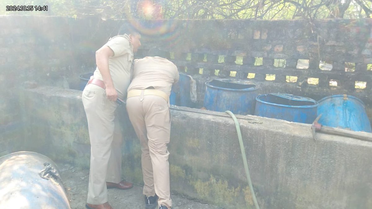 upexcise's tweet photo. ▪️झाँसी-आबकारी टीम ने बाईपास,जैन मंदिर के पास करगुवां जी, ग्राम अटरिया,भसनेह,डेरा बम्हरौली,ककरबई में दबिश दी गई।
▪️150 लीटर अवैध कच्ची शराब बरामद,1900 किग्रा.लहन मौके पर नष्ट किया गया। @UPGovt @nitinagarwal_n @ChiefSecyUP @UPCane @InfoDeptUP @Uppolice @dmjhansi1 https://t.co/uQqde75rOf