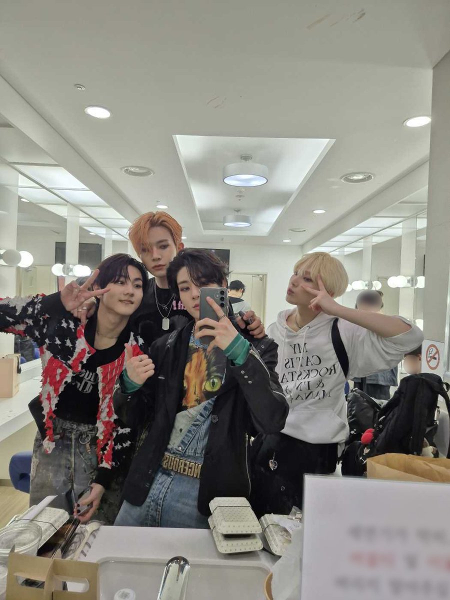 enhypenweverse's tweet photo. [ #제이크’s Post ] 241015

#JAKE: Happy birthday to the best hyung ever ❤️🔥🔥🔥

@ENHYPEN_members @ENHYPEN #ENHYPEN #엔하이픈 https://t.co/iUKYrO4Etq