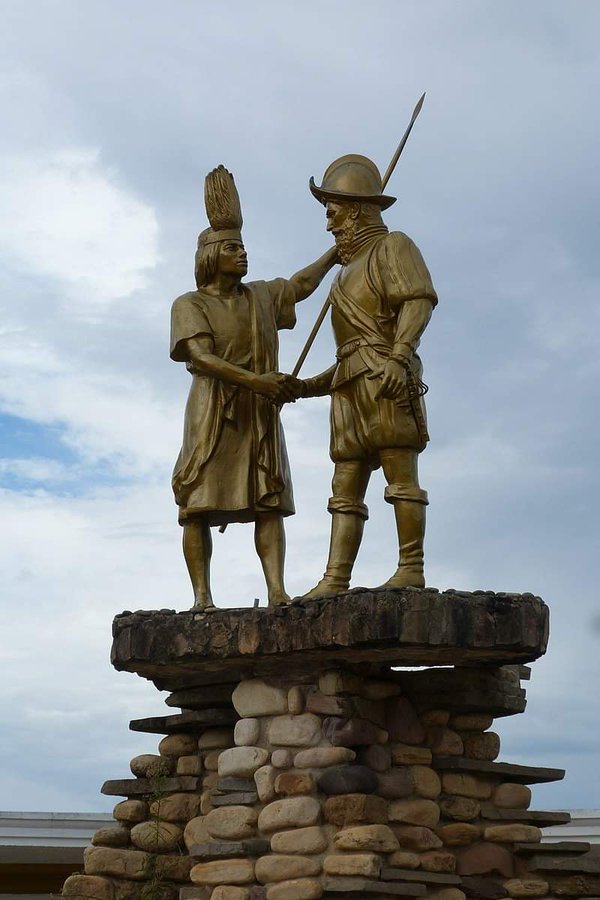 pntleondacendra's tweet photo. Para cuando tendremos una estatua así en Colombia honrando la unión de los pueblos? o prefieren seguir en su relato de víctimas y de conquistados? https://t.co/2pBF36YYWG