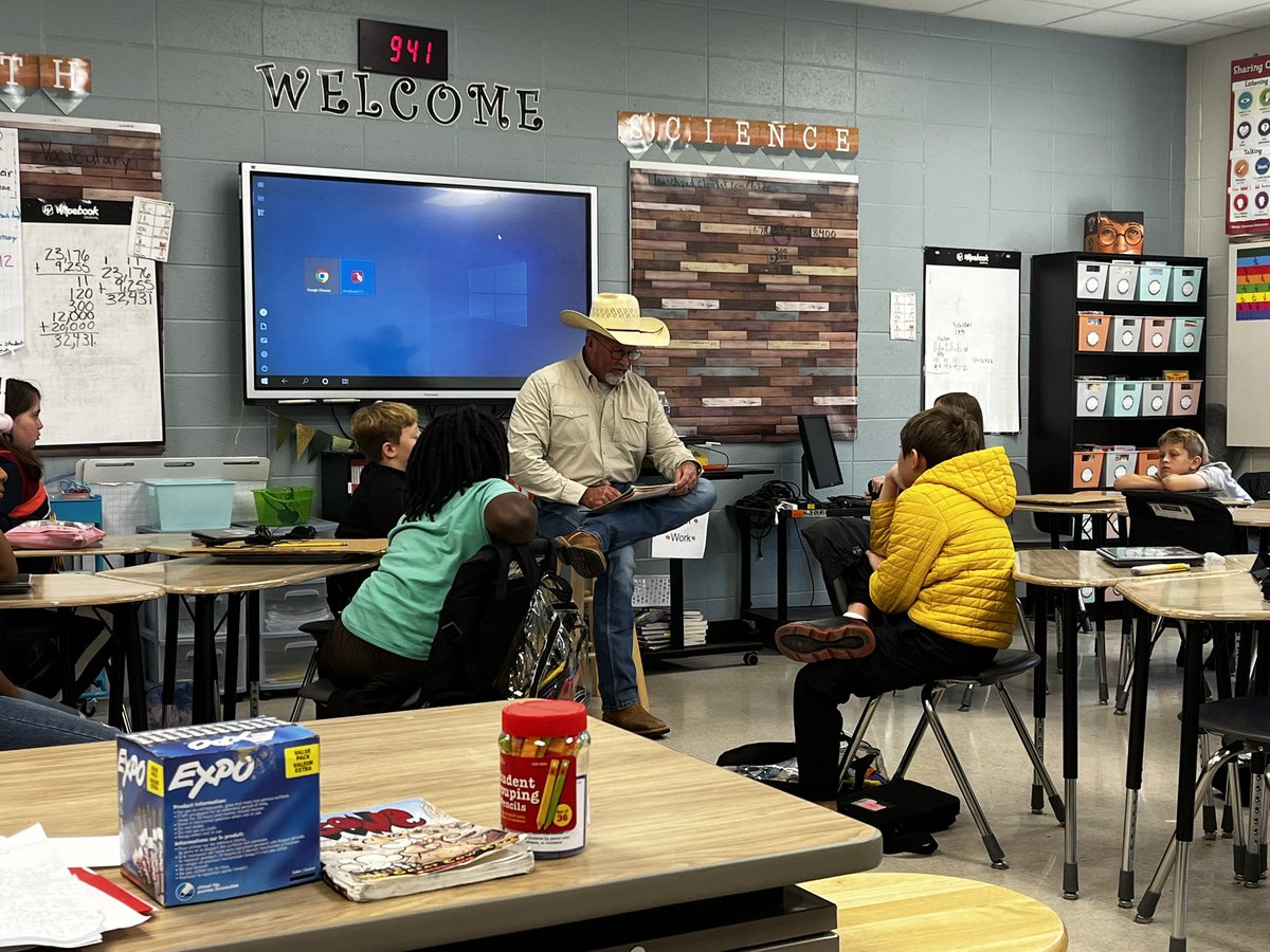 STownsendClass's tweet image. Thank you Pastor Kelly for coming to read to our students @SycamoreElem last week. “Salt in my Shoes” was a great way to get students to start believing in themselves.