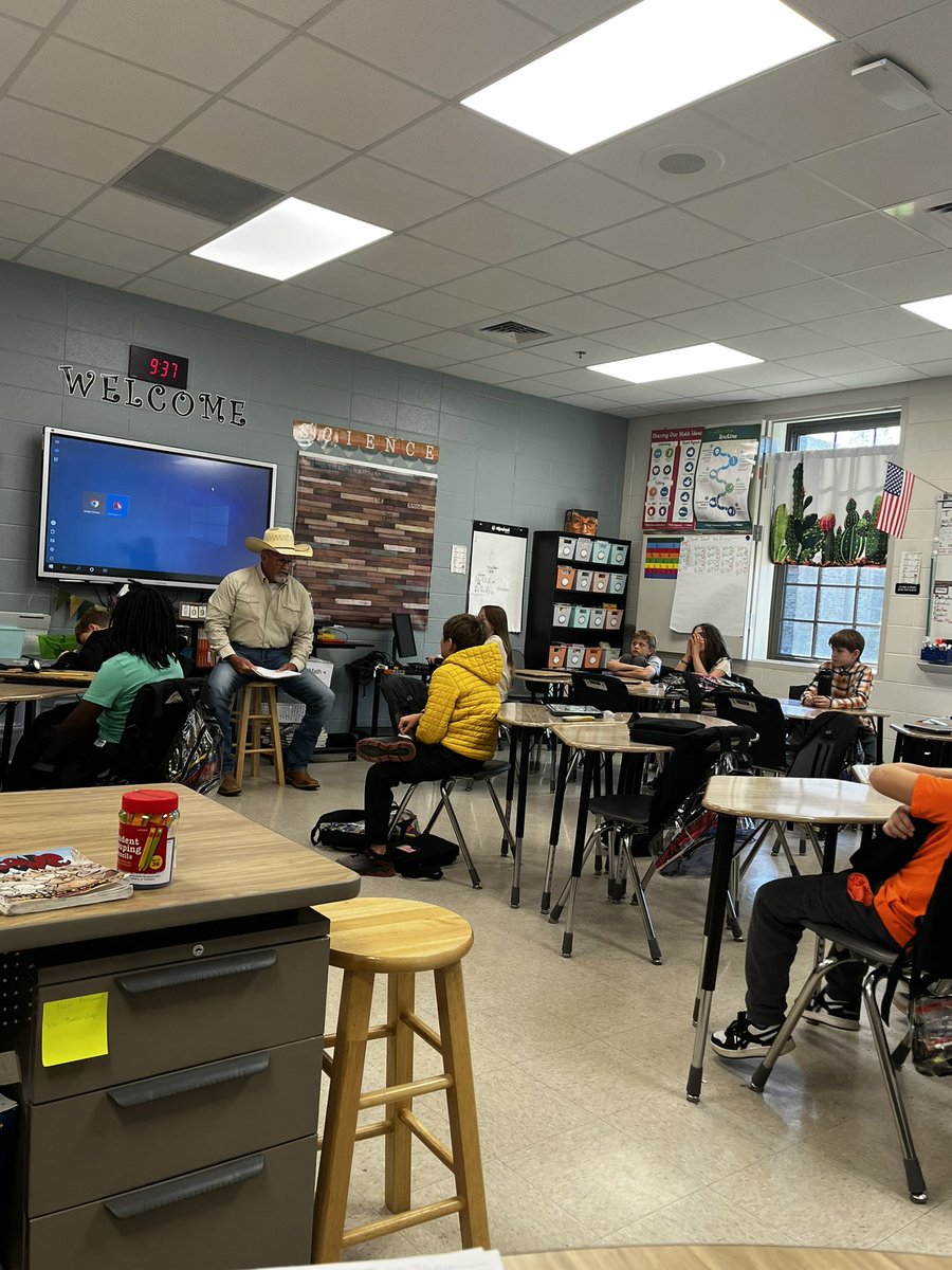STownsendClass's tweet image. Thank you Pastor Kelly for coming to read to our students @SycamoreElem last week. “Salt in my Shoes” was a great way to get students to start believing in themselves.