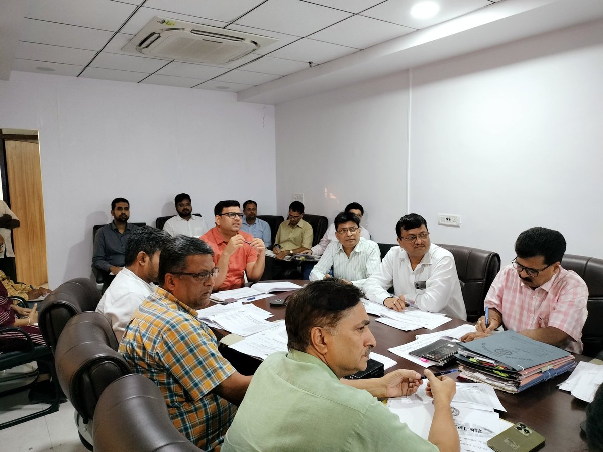 Khadi_UP's tweet photo. आज दि.15.10.2024 को खादी भवन के सभाकक्ष में मुख्य कार्यपालक अधिकारी महोo द्वारा वीडियो कांफ्रेंसिंग के माध्यम से मुख्यालय के अधिकारियों के साथ साथ परिक्षेत्रीय/ जनपदीय अधिकारियो एवं मंडलीय ग्रामोद्योग प्रशिक्षण केंद्र के प्राचार्य ,कंबल कारखानों के प्रभारी के साथ बैठक किया गया ! https://t.co/M8dHWhvXTu