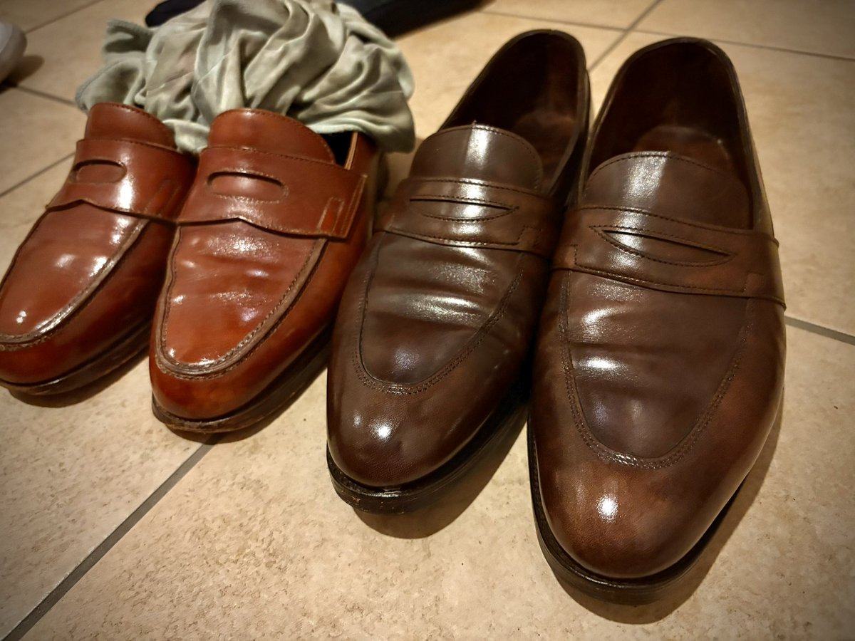 tourmaline1855's tweet image. 靴磨き。どちらで出かけるかは明日の気分次第ということで、とりあえず両方とも磨いておくw

#JohnLobb  
#Adley 
#Lopez