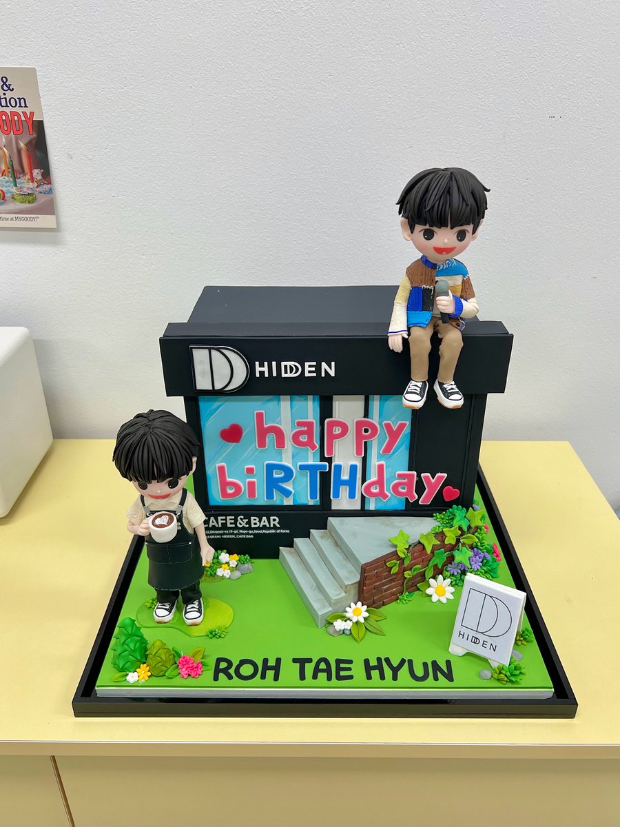 kdRth1015's tweet photo. 태현이가 직접 초대해준 태현절을 의미있게 축하해주고 싶어서 우리님(@RTH_1015 )과 함께 특별한 케이크를 준비해봤습니다💛

히든 카페&바 사장님으로서 새로운 도전을 시작한 태현이와 마이크를 잡고 노래하는 가수 태현이 모두를 응원하는 마음을 담아봤는데요!

부디 사장님께 저희 마음이 잘 전달되었기를 바래봅니다🫶🏻

#happy_biRTHday
#시월의행복_노태현
#우리의하늘별_노태현_생일축하해
#태현이란_꽃이피어난_10월15일
#노태현 #RohTaeHyun