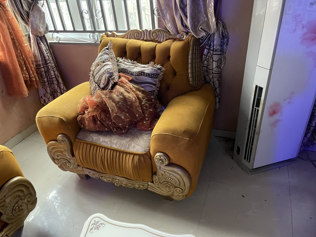 AlabiSamson's tweet image. Set of chair for sale 
Location : otta 
Price :350k 
Conditions: fairly used